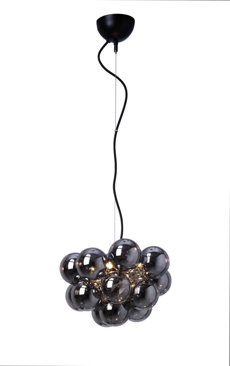 Monaco Ø40 Color humo Lámpas de techo De Lampan - En el centro de la l&aacute;mpara hay cuatro fuentes de luz que, al encenderse, proporcionan una luz suave y agradable a trav&eacute;s de las c&uacute;pulas de cristal.