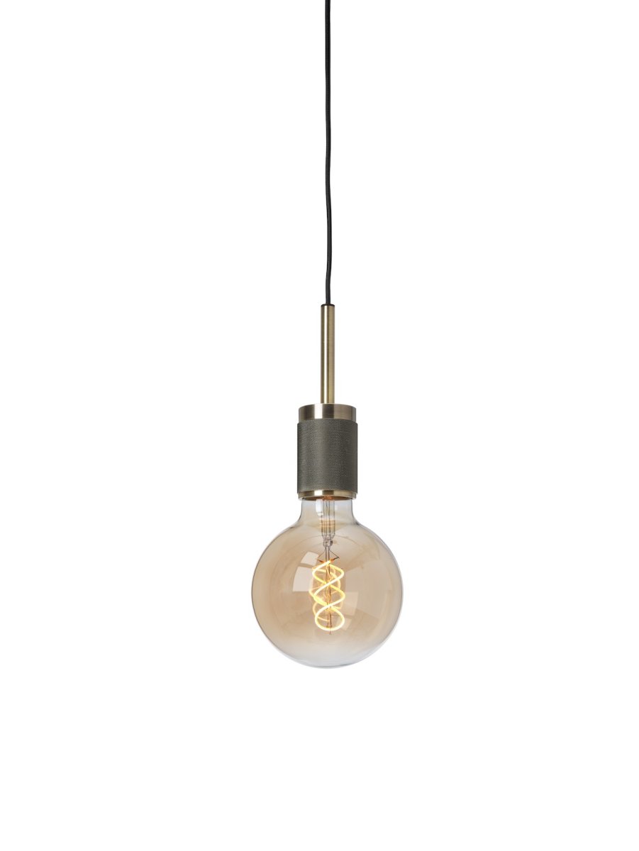 Upphäng Ø9 Latón antiguo lámpara de ventana De Cottex - Esta elegante l&aacute;mpara colgante de metal con acabado en lat&oacute;n antiguo aporta un toque c&aacute;lido y sofisticado a tu hogar.