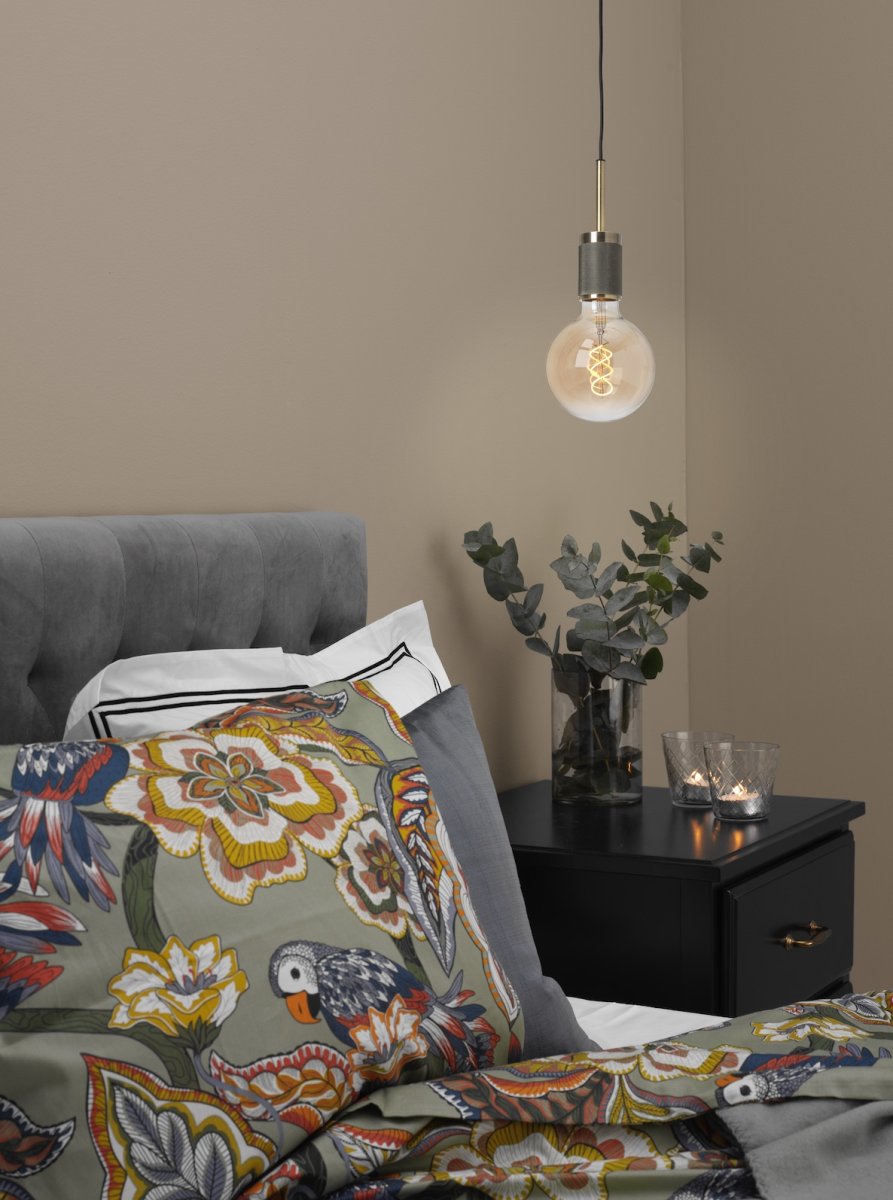 Upphäng Ø9 Latón antiguo lámpara de ventana De Cottex - Esta elegante l&aacute;mpara colgante de metal con acabado en lat&oacute;n antiguo aporta un toque c&aacute;lido y sofisticado a tu hogar.