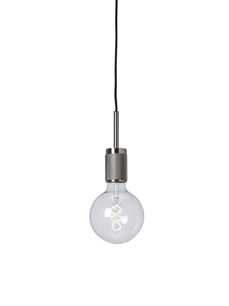 Upphäng Ø9 Cromo cepillado lámpara de ventana De Cottex - Esta elegante l&aacute;mpara colgante de metal con acabado cromado cepillado aporta un toque c&aacute;lido y sofisticado a cualquier estancia.