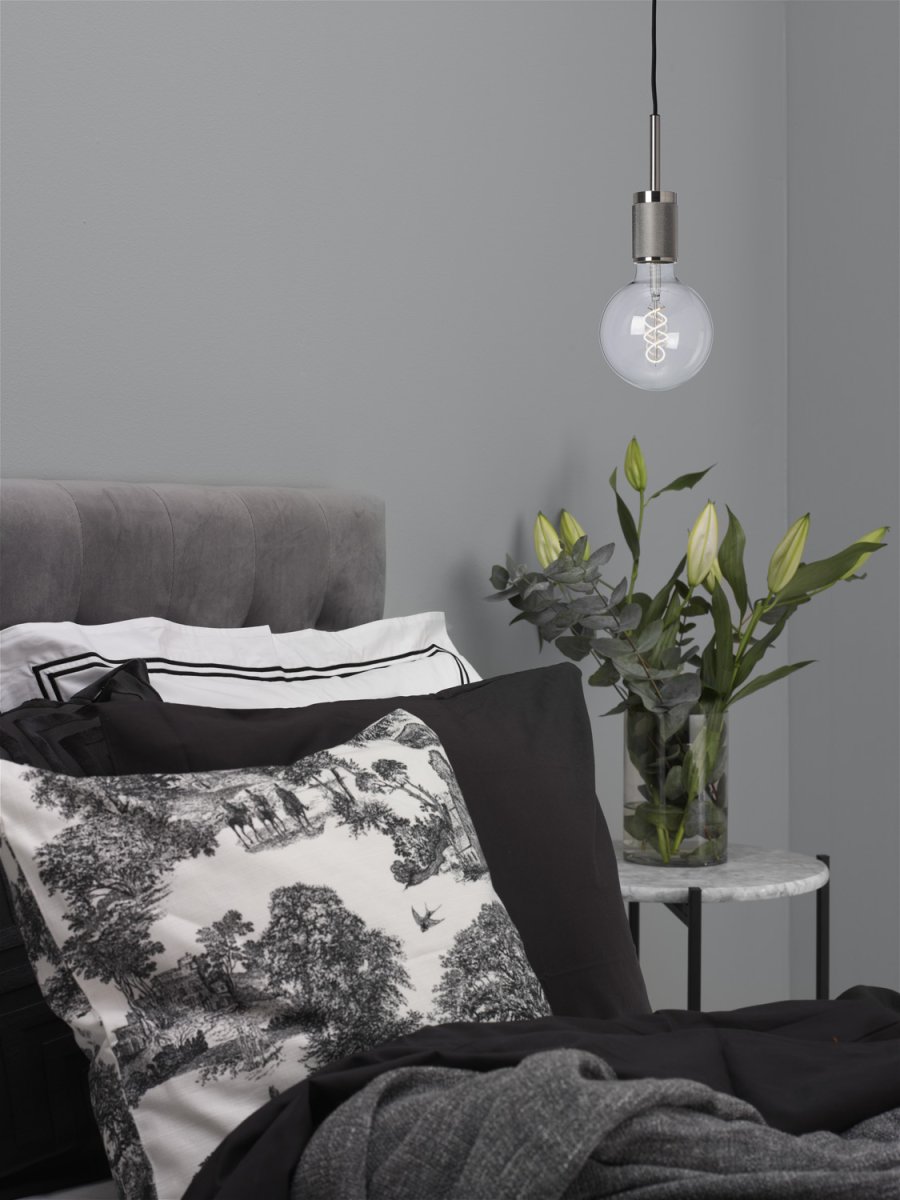 Upphäng Ø9 Cromo cepillado lámpara de ventana De Cottex - Esta elegante l&aacute;mpara colgante de metal con acabado cromado cepillado aporta un toque c&aacute;lido y sofisticado a cualquier estancia.