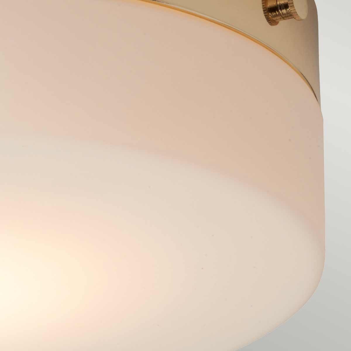 Tamar Ø30 Oro pulido lámpara de baño De Elstead Lighting - La lámpara de techo Tamar en oro pulido es una solución de iluminación elegante y funcional, perfecta para baños gracias a su grado de protección IP44, pero también es adecuada para pasillos y habitaciones con techos bajos.