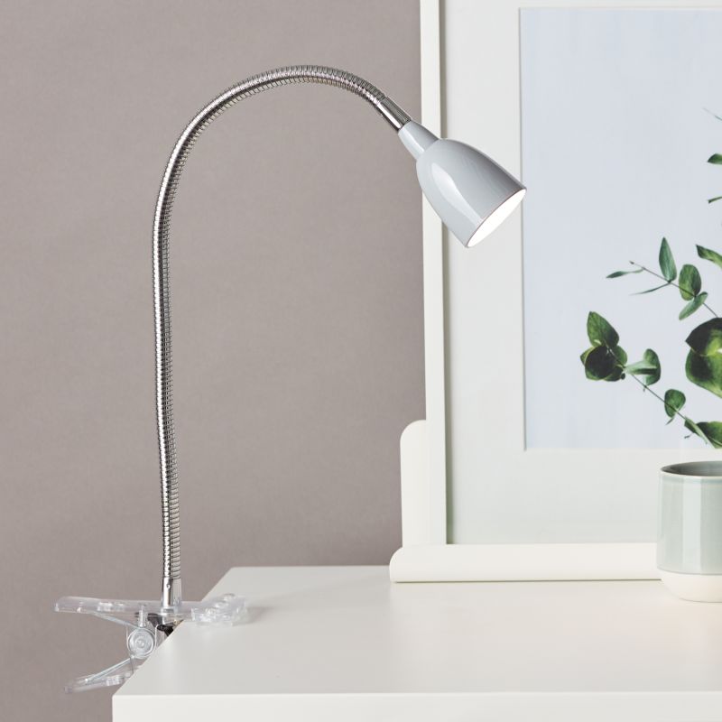 Anthony Gris lámpara de pinza De Brilliant - La l&aacute;mpara de pinza Anthony es una soluci&oacute;n de iluminaci&oacute;n pr&aacute;ctica y flexible, perfecta para espacios reducidos, como bordes de mesas o estanter&iacute;as.