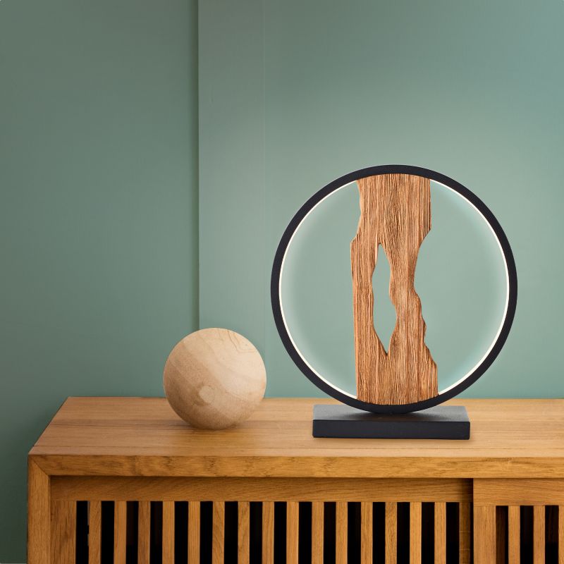 Chaumont 28cm Madera lámpara de mesa De Brilliant - Chaumont es una lámpara de mesa versátil, ideal tanto para una iluminación ambiental en una mesita de noche como para una iluminación de acento en el salón.