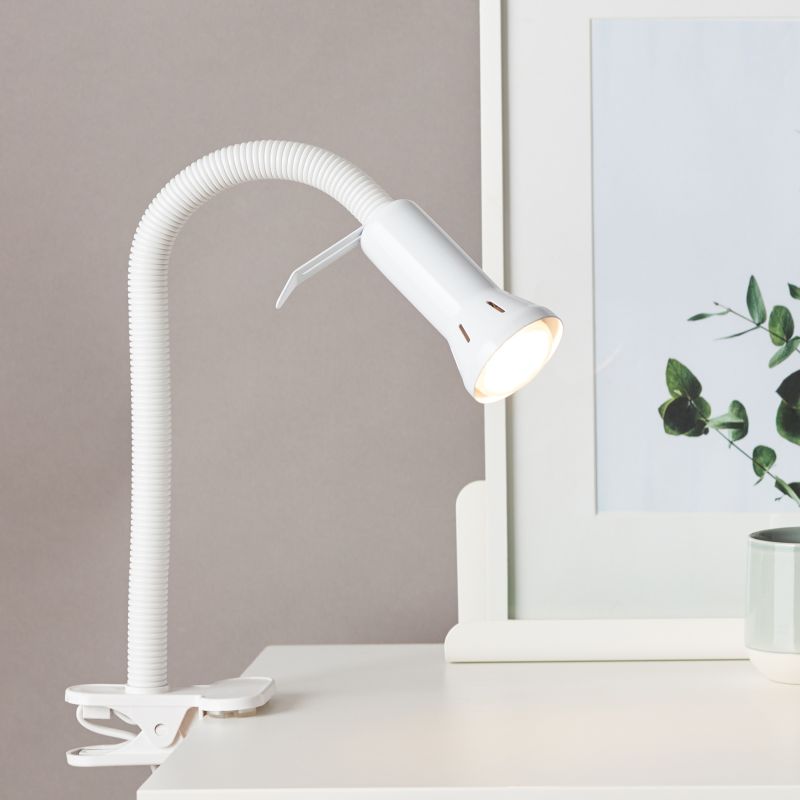 Flex Blanco lámpara de pinza De Brilliant - Flex es una pr&aacute;ctica l&aacute;mpara de pinza que se fija f&aacute;cilmente al borde de una mesa o estanter&iacute;a gracias a su base de pinza.