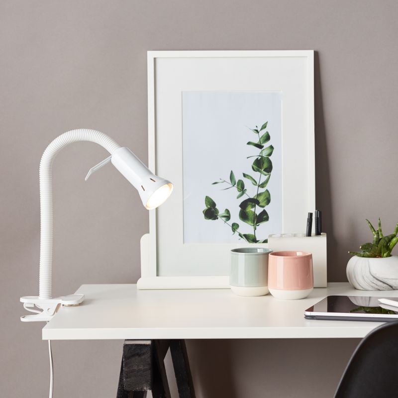 Flex Blanco lámpara de pinza De Brilliant - Flex es una pr&aacute;ctica l&aacute;mpara de pinza que se fija f&aacute;cilmente al borde de una mesa o estanter&iacute;a gracias a su base de pinza.