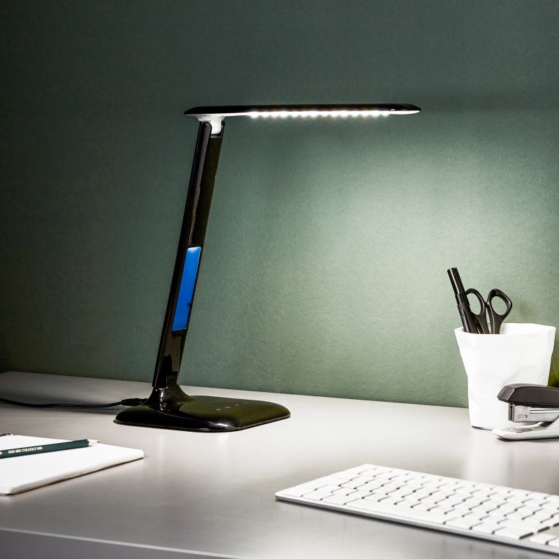Glenn 55cm Negro lámpara de escritorio De Brilliant - La lámpara está equipada con un puerto USB para cargarse y un reloj con alarma, fecha y visualización de la temperatura.