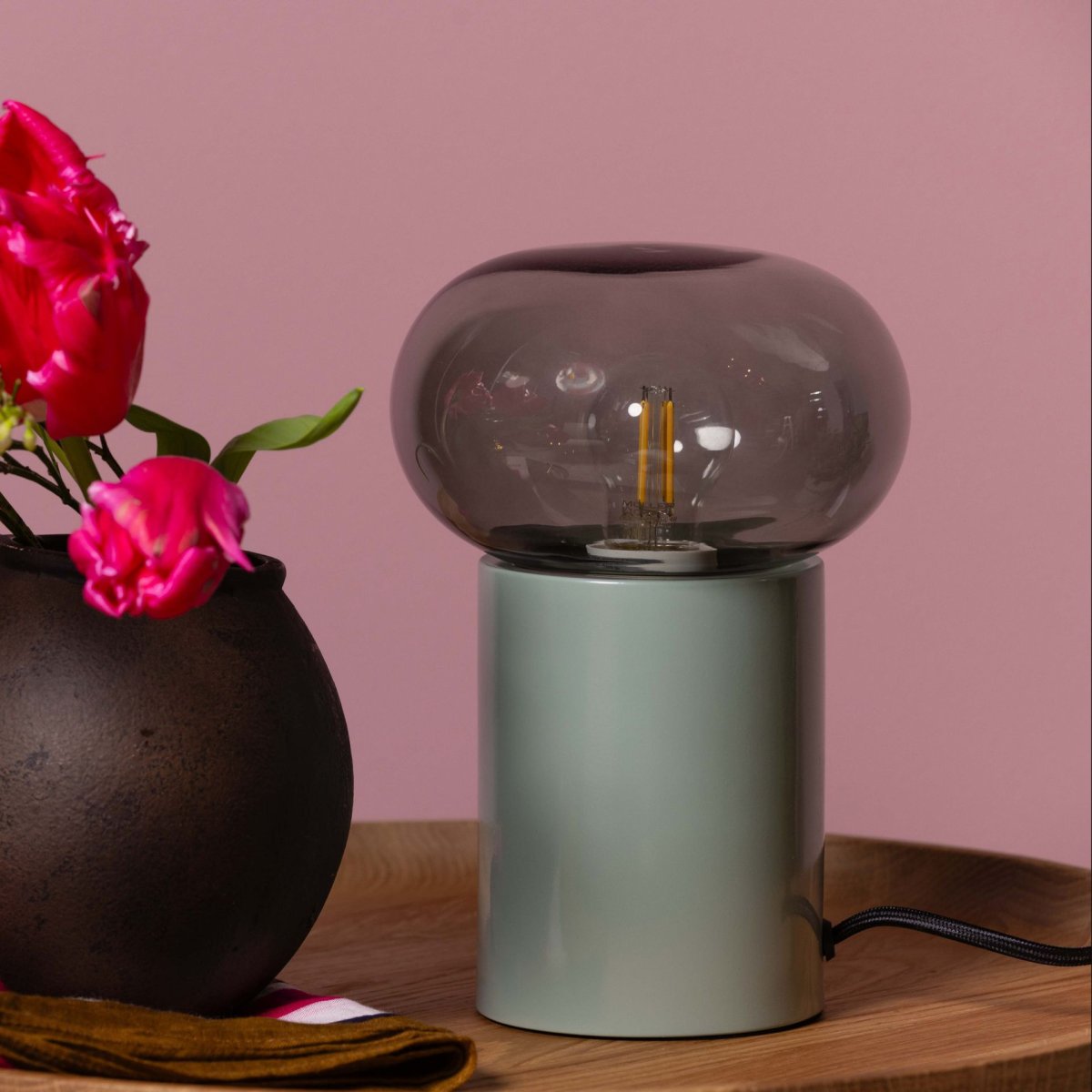 Knut 22cm Verde lámpara de mesa De Brilliant - Esta elegante l&aacute;mpara de mesa combina metal y cristal en un dise&ntilde;o moderno y decorativo.