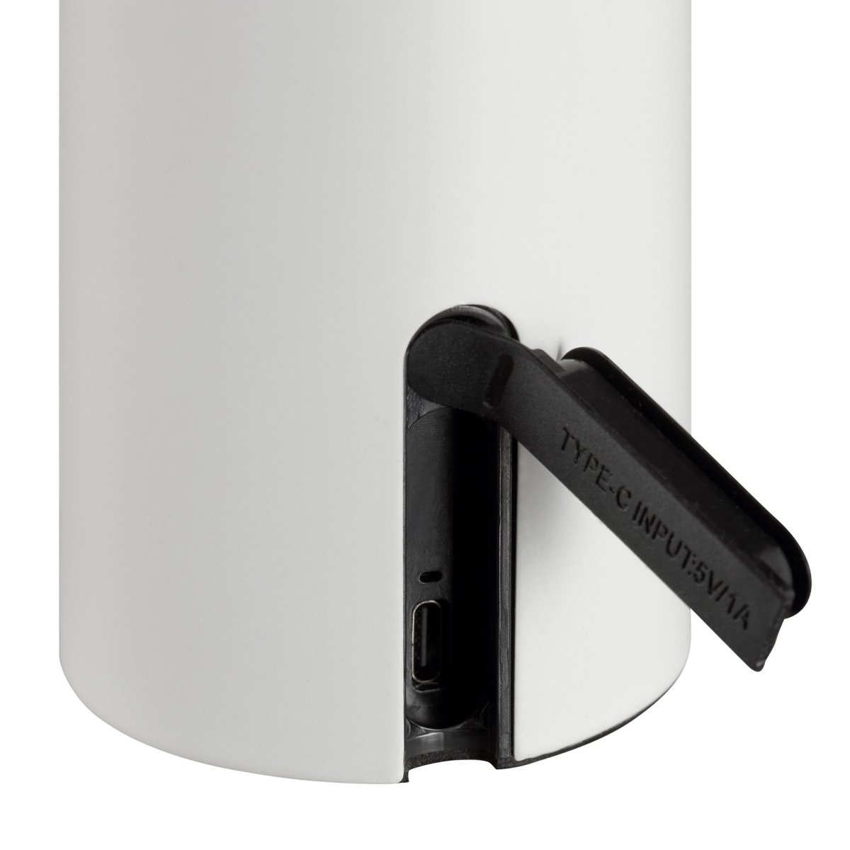 Mattis 20cm Blanco cremoso portátil De Brilliant - Su base de metal blanco crema y su pantalla de pl&aacute;stico blanco crean un estilo atemporal y elegante que se integra a la perfecci&oacute;n en cualquier ambiente.