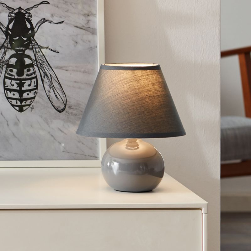 Primo 23cm Gris oscuro lámpara de mesa De Brilliant - L&aacute;mpara de mesa decorativa con un dise&ntilde;o elegante y sencillo, perfecta como l&aacute;mpara de noche o como iluminaci&oacute;n de acento en el sal&oacute;n.
