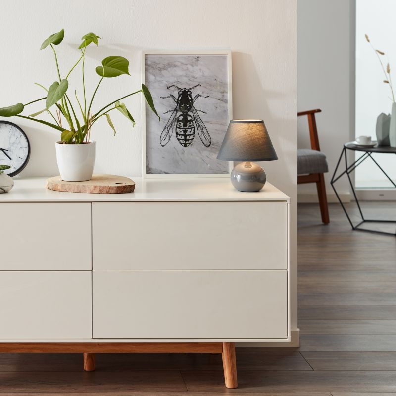 Primo 23cm Gris oscuro lámpara de mesa De Brilliant - L&aacute;mpara de mesa decorativa con un dise&ntilde;o elegante y sencillo, perfecta como l&aacute;mpara de noche o como iluminaci&oacute;n de acento en el sal&oacute;n.
