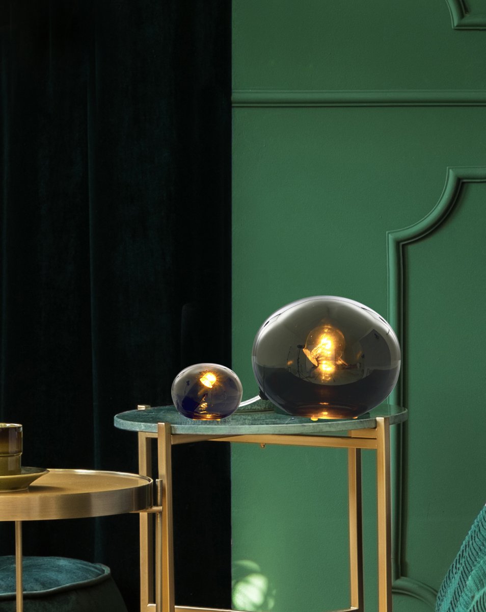 Globus 10cm Color humo lámpara de mesa De Aneta Lighting - L&aacute;mpara de mesa globo realizada en cristal ahumado con fuente de luz en el interior de la esfera de cristal, que proporciona una luz decorativa y acogedora.
