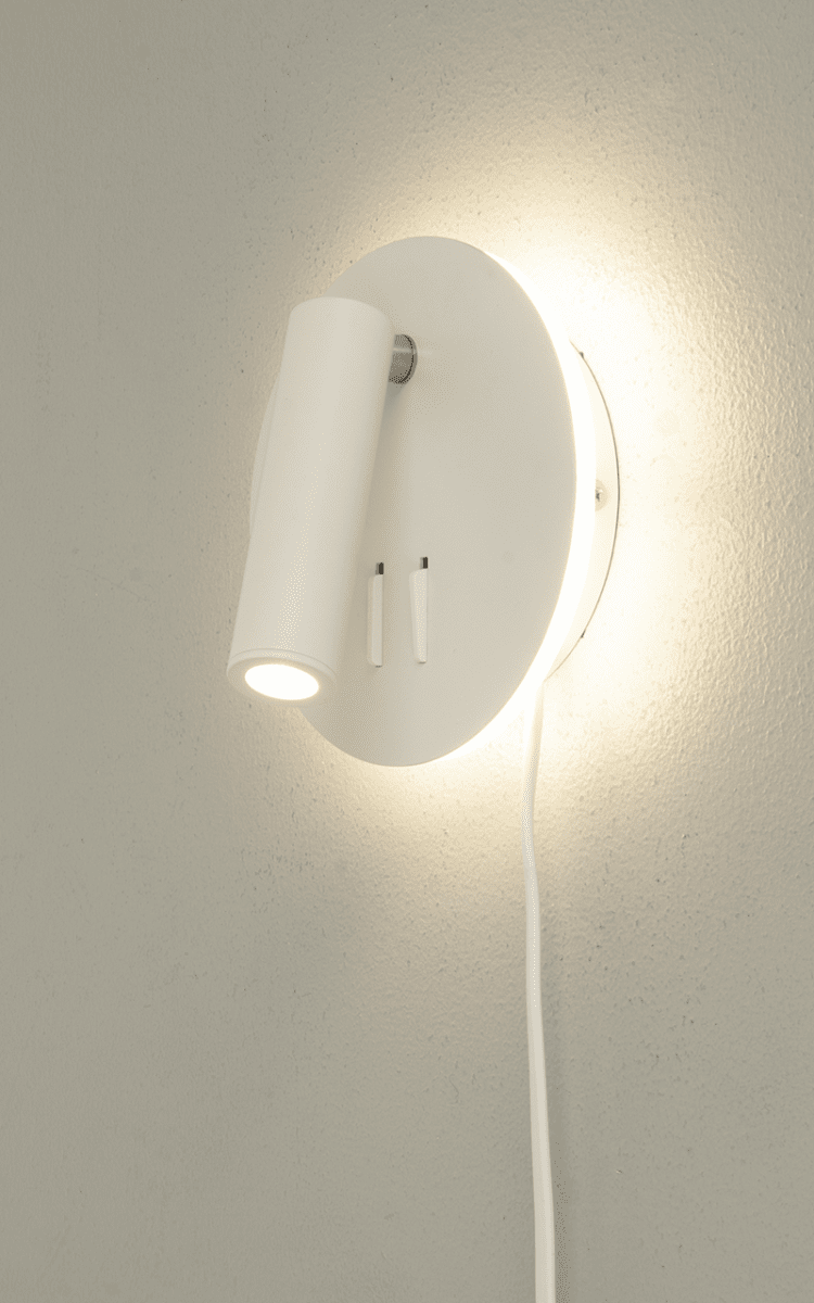 Ace Blanco lámpara de lectura De Aneta Lighting - La lámpara tiene una luz de lectura con cabezal orientable así como una iluminación indirecta que ilumina la pared alrededor de la lámpara.