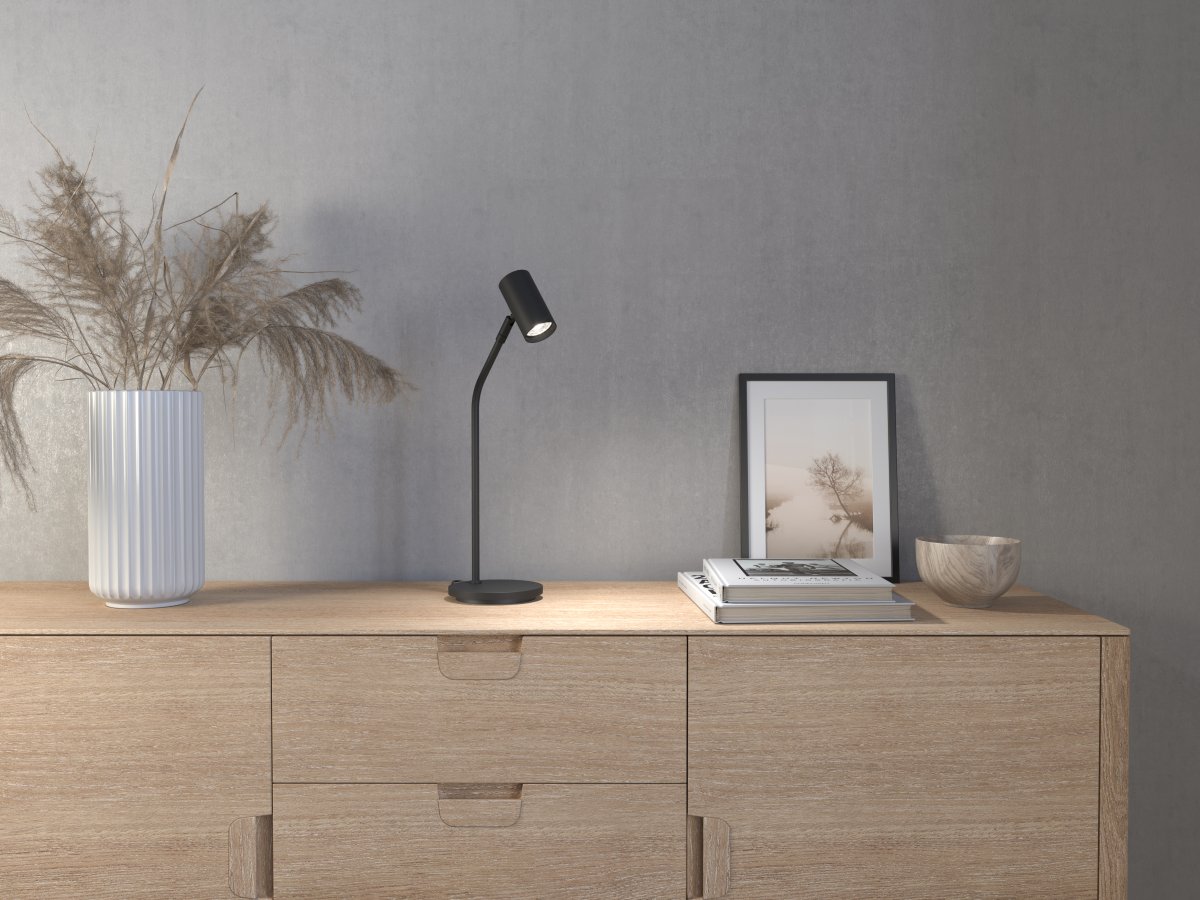 Tyson 54cm Negro lámpara de escritorio De Belid - La lámpara de mesa Tyson tiene un diseño simple y elegante hecha de metal texturizado negro y cuenta con una pantalla ajustable que le permite dirigir la luz exactamente donde se necesita para leer o trabajar.