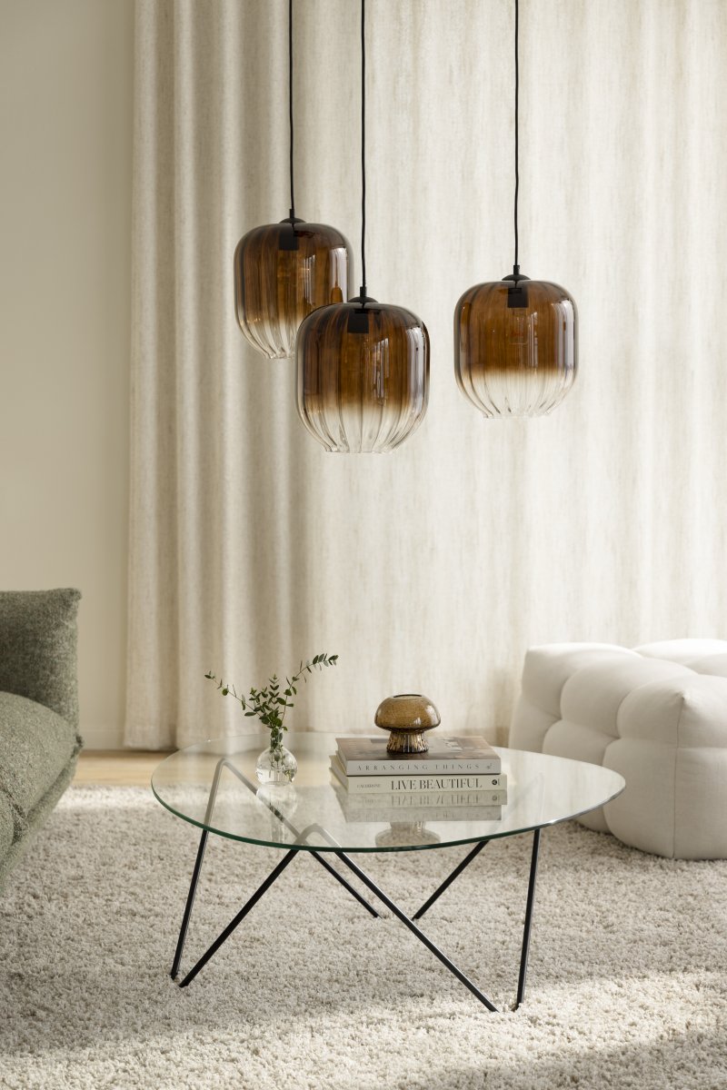 Haze Ø25 Marrón Lámpas de techo De Globen Lighting - El vidrio cambia de color y se complementa con detalles de metal negro que le dan un toque moderno.