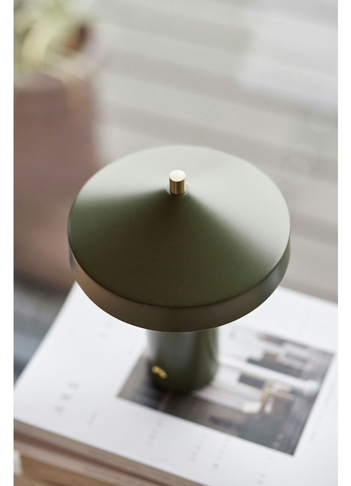 Hatto 25cm Verde portátil De OYOY - Con tres niveles de atenuaci&oacute;n y un LED de bajo consumo, ofrece una luz agradable y personalizable para diferentes necesidades.