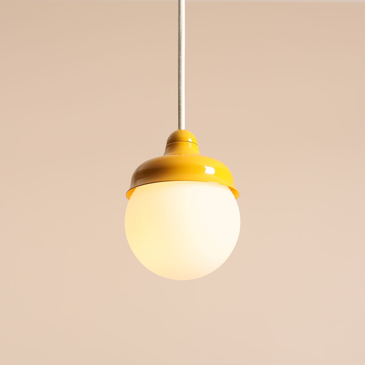 Wave Ø17 Amarillo Lámpas de techo De Artera - El color blanco en combinación con los detalles amarillos crea armonía y, además de una buena iluminación, es un elegante detalle de decoración en el hogar.