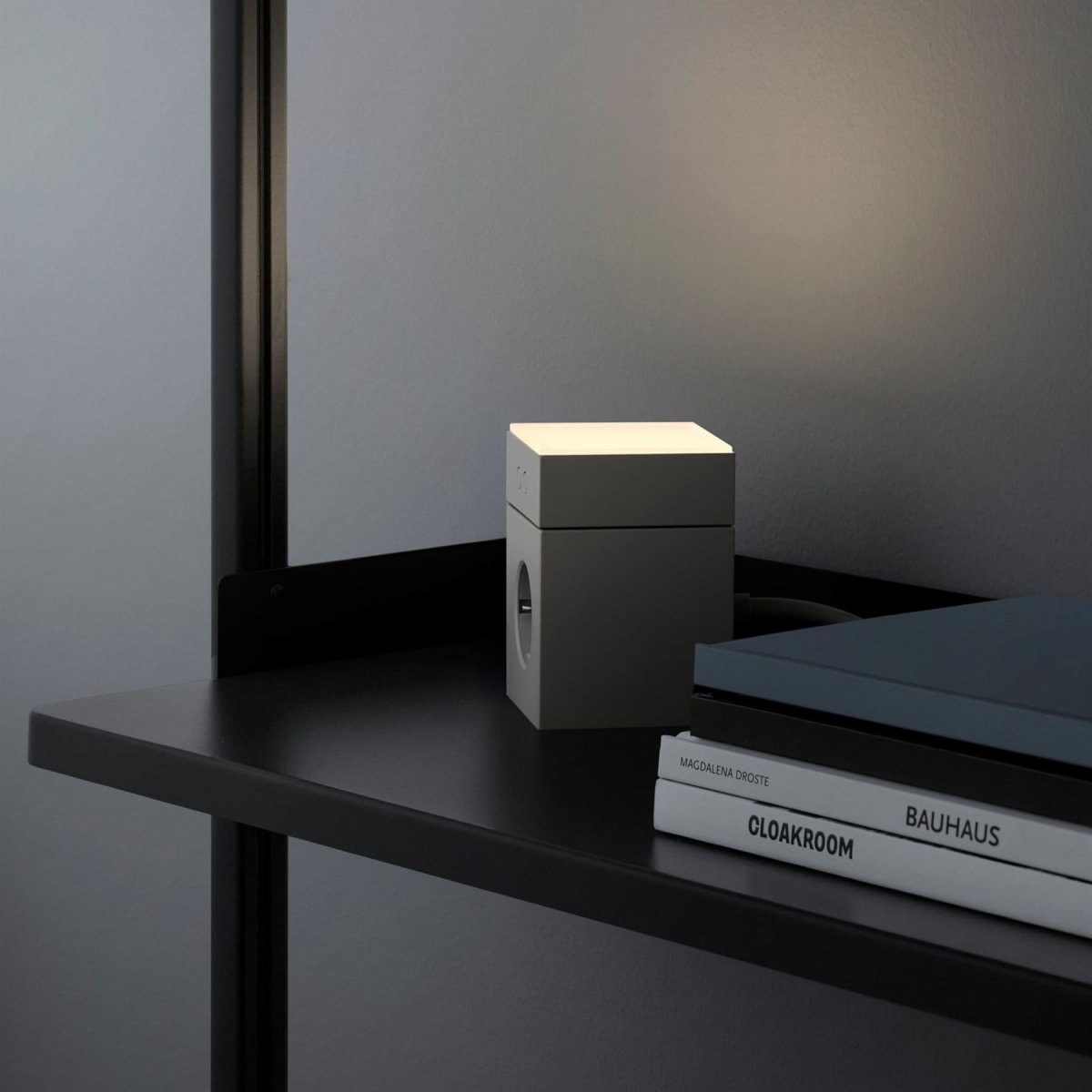 LAMP 1 - EU Gris De Avolt - La l&aacute;mpara est&aacute; fabricada en policarbonato y cuenta con una cubierta de vidrio esmerilado y texturizado que difunde la luz de forma suave y agradable.