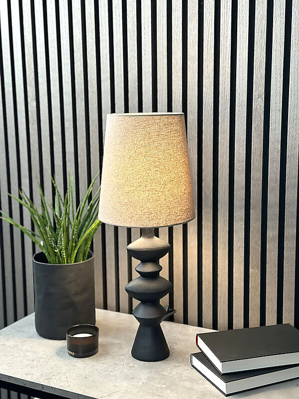 Nina 54cm Negro lámpara de mesa De Aneta Lighting - La lámpara de mesa modernista Nina con sus interesantes formas será un detalle fácil de colocar y bonito en tu hogar.