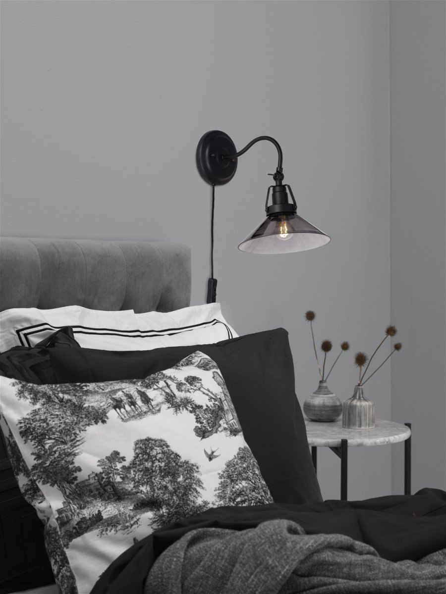 Lámpara Estilo Escuela Ø20 Negro lámpara de pared De Cottex - La combinaci&oacute;n de metal negro y cristal ahumado garantiza elegancia y una hermosa distribuci&oacute;n de la luz.