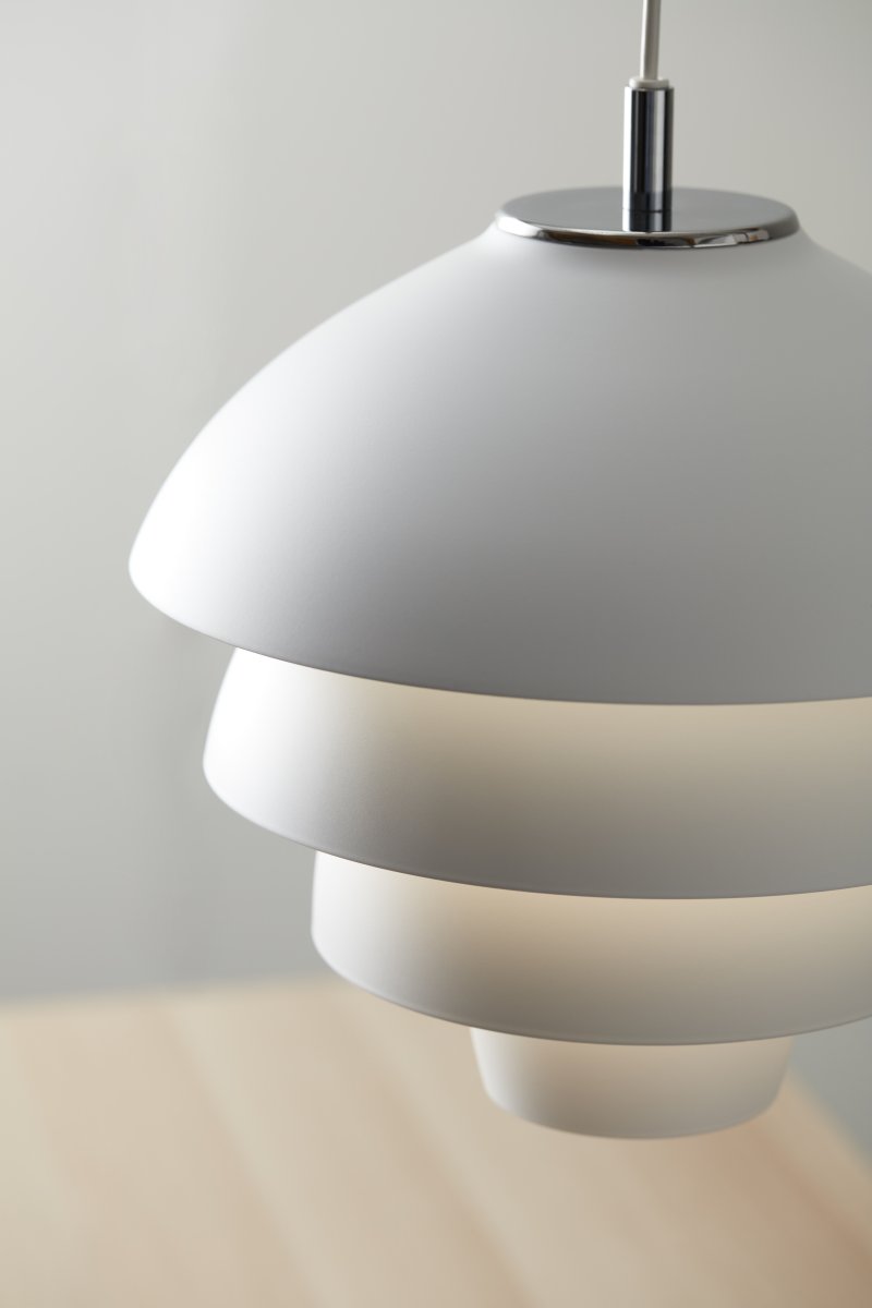 Valencia Ø42 Blanco mate Lámpas de techo De Belid - Valencia es una elegante l&aacute;mpara de techo de metal en blanco mate.