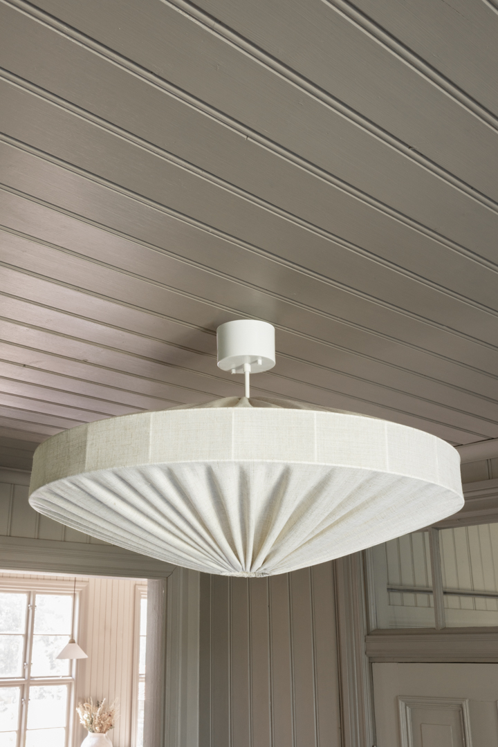 Alba Pantalla S/Colgante Ø78 Blanco Lámpas de techo De Alde & Lind - Alba es una pantalla de lámpara suave y decorativa con estructura metálica y tejido de punto elástico blanco.