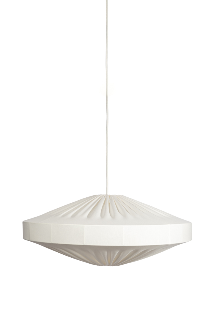 Alba Pantalla S/Colgante Ø58 Blanco Lámpas de techo De Alde & Lind - Alba es una pantalla de lámpara suave y decorativa con estructura metálica y tejido de punto elástico blanco.