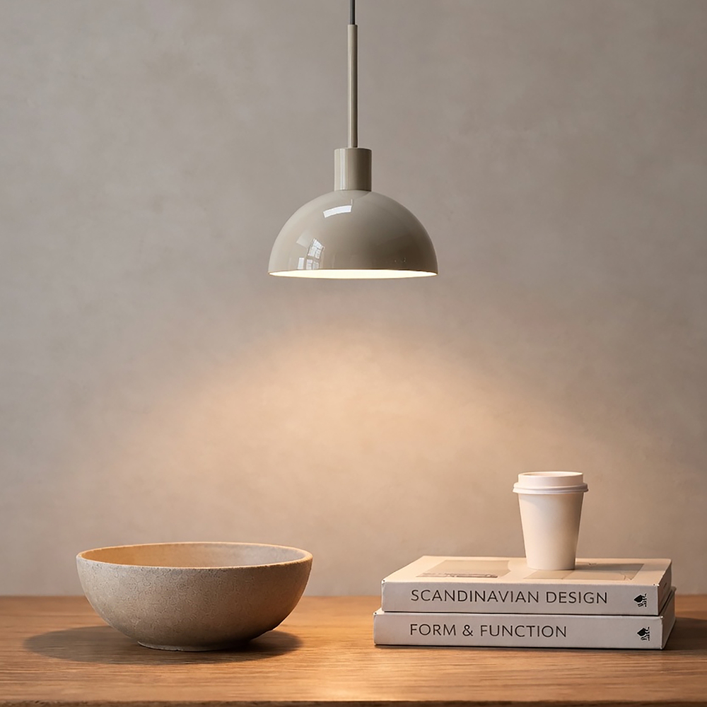 Vienda Ø20 Beige Lámpas de techo De Herstal - Vienda es una elegante l&aacute;mpara colgante de metal en un suave tono beige y un dise&ntilde;o atemporal.
