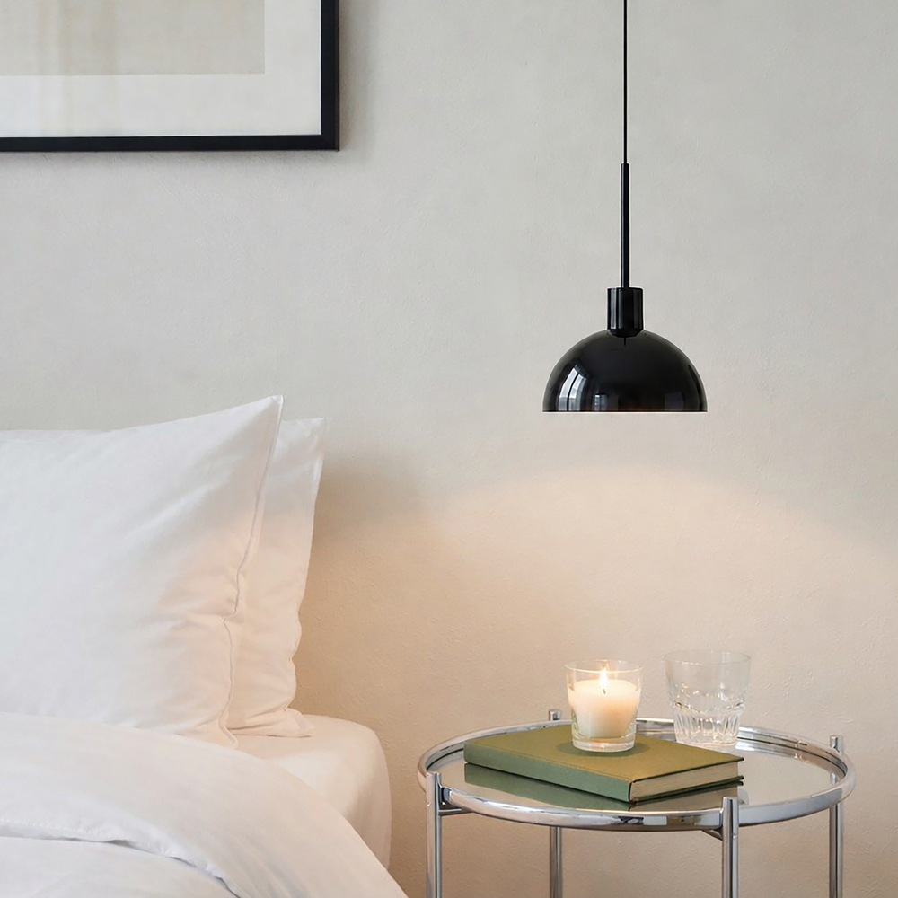 Vienda Ø20 Negro Lámpas de techo De Herstal - Vienda es una elegante l&aacute;mpara colgante de metal en negro brillante con un dise&ntilde;o atemporal.