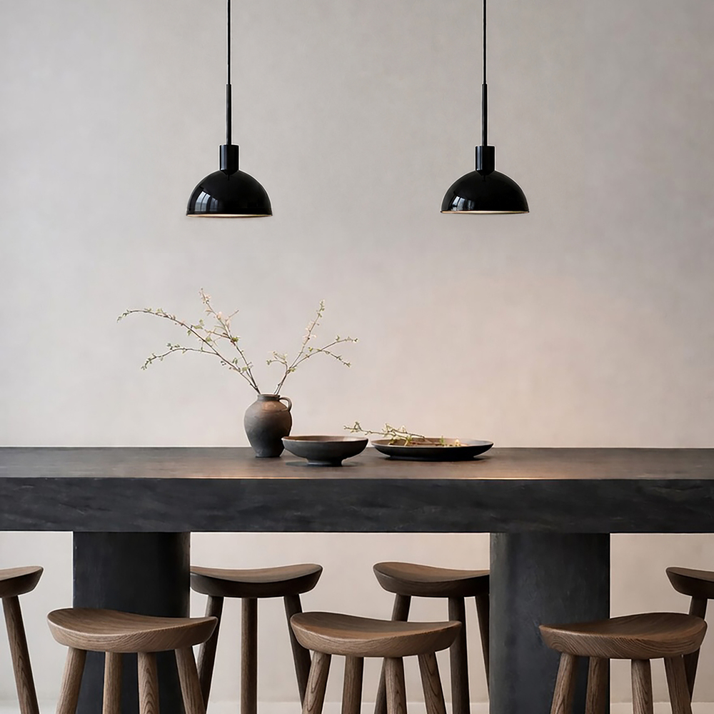 Vienda Ø20 Negro Lámpas de techo De Herstal - Vienda es una elegante l&aacute;mpara colgante de metal en negro brillante con un dise&ntilde;o atemporal.