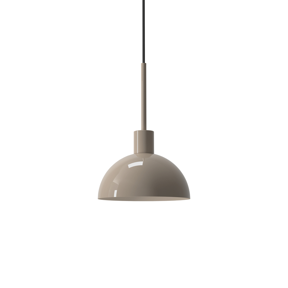 Vienda Ø20 Beige Lámpas de techo De Herstal - Vienda es una elegante l&aacute;mpara colgante de metal en un suave tono beige y un dise&ntilde;o atemporal.