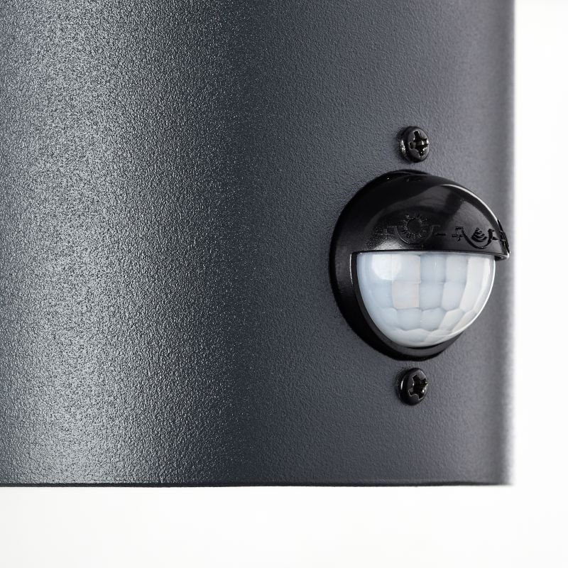 Aberdeen Antracita lámpara de exterior De Brilliant - Aberdeen es una l&aacute;mpara de pared vers&aacute;til que puede usarse tanto decorativamente para resaltar la fachada de una casa como funcionalmente para aumentar la seguridad en aceras y entradas.