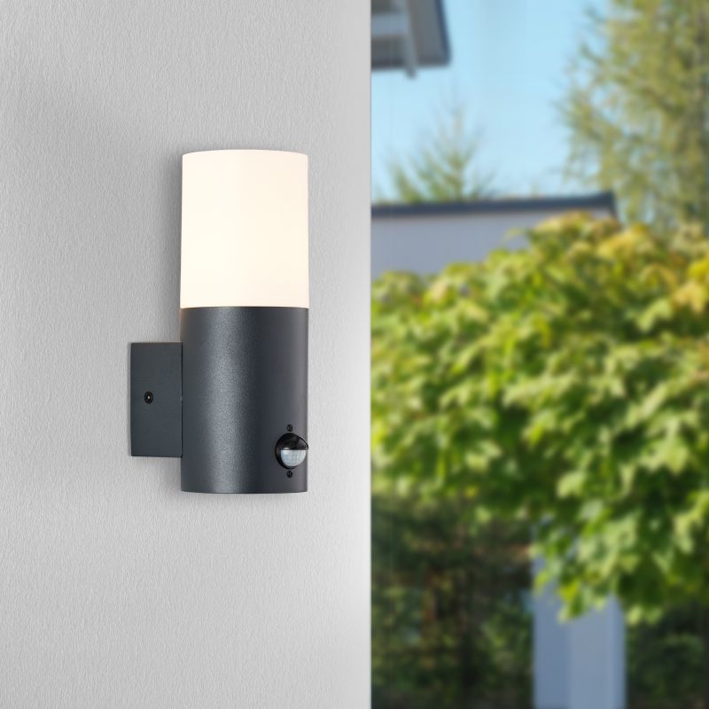 Aberdeen Antracita lámpara de exterior De Brilliant - Aberdeen es una l&aacute;mpara de pared vers&aacute;til que puede usarse tanto decorativamente para resaltar la fachada de una casa como funcionalmente para aumentar la seguridad en aceras y entradas.