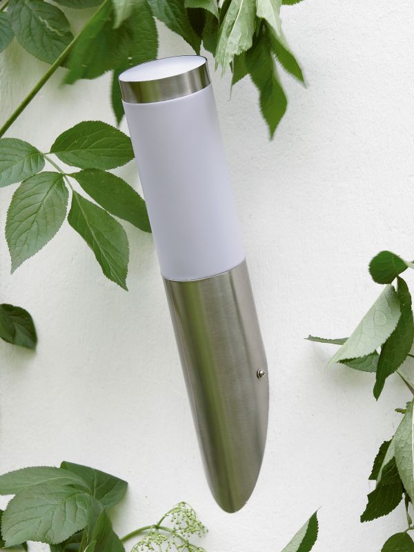 Chorus Acero lámpara de exterior De Brilliant - Chorus es una soluci&oacute;n de iluminaci&oacute;n fiable y elegante que combina seguridad y ambiente en su espacio exterior.