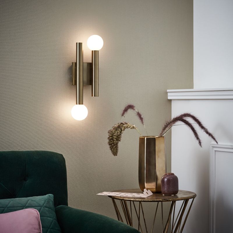 Lucky 34cm Latón antiguo lámpara de pared De Brilliant - Lucky es una elegante lámpara de pared que puede usarse tanto como complemento a la iluminación de la habitación como como iluminación ambiental decorativa.