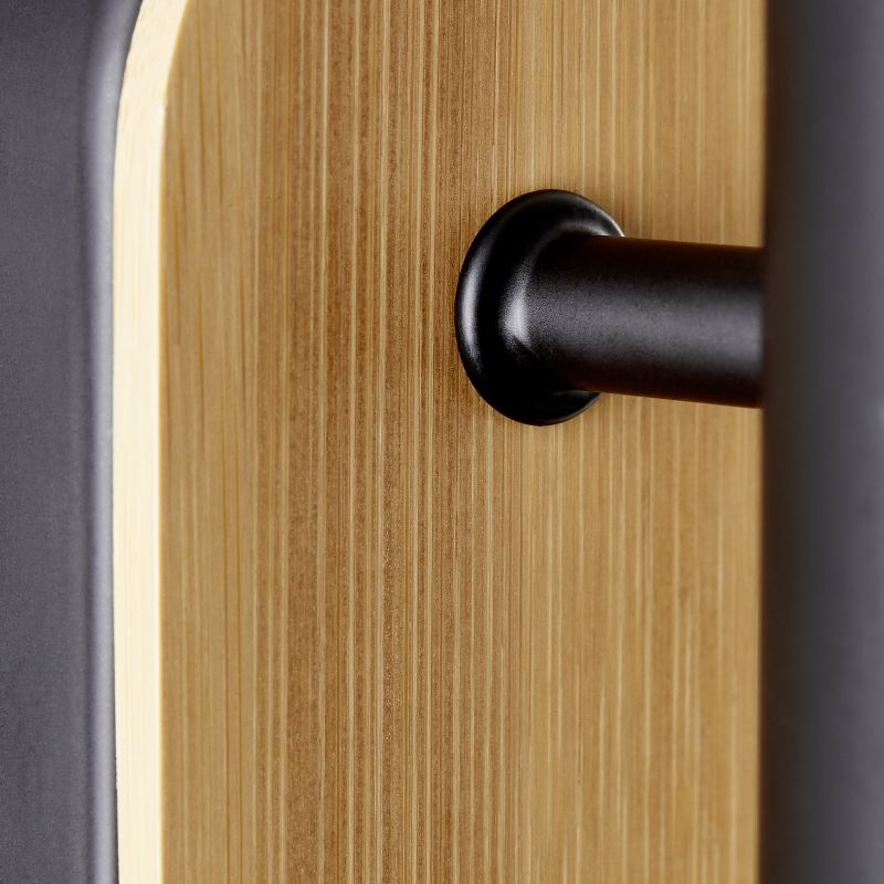 Niels Negro lámpara de pared De Brilliant - Niels es una elegante lámpara de pared hecha de metal y bambú, un material renovable y ecológico que crea un ambiente cálido y acogedor en el hogar.