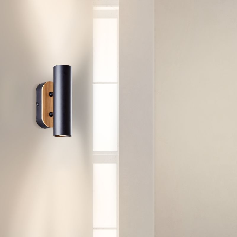 Niels Negro lámpara de pared De Brilliant - Niels es una elegante lámpara de pared hecha de metal y bambú, un material renovable y ecológico que crea un ambiente cálido y acogedor en el hogar.
