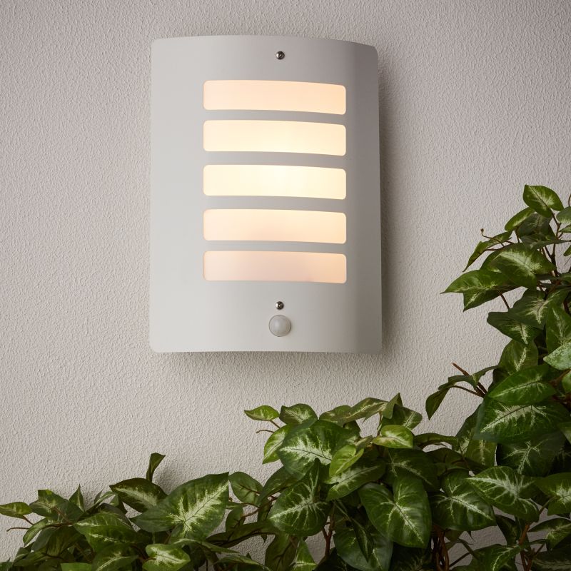 Todd Blanco lámpara de exterior De Brilliant - Incorpora un sensor de movimiento con duración y sensibilidad de iluminación ajustables, lo que garantiza una iluminación flexible y fiable.
