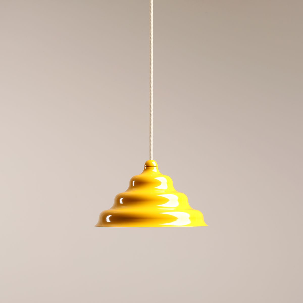 Wave Ø23 Amarillo Lámpas de techo De Artera - La pantalla ondulada de metal amarillo crea una hermosa difusión de luz hacia abajo, lo que la hace perfecta para colgarla sobre la mesa del comedor o la encimera de la cocina.