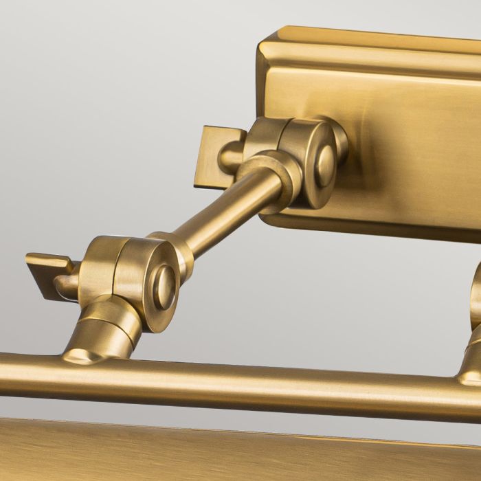 Winchfield 70cm Latón antiguo De Elstead Lighting - La gama de lámparas para cuadros Winchfield combina un estilo moderno y retro de mediados del siglo XX con pantallas elegantemente curvadas.