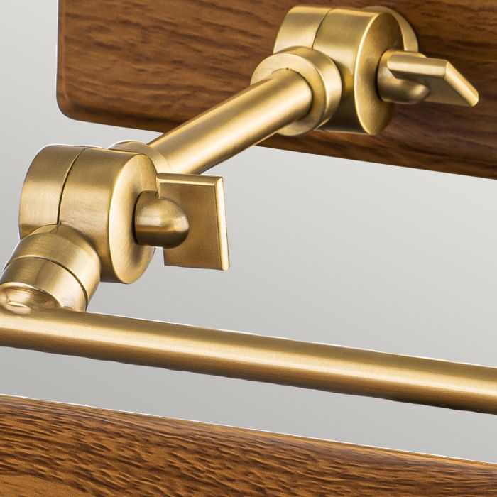 Winchfield 45cm Roble De Elstead Lighting - La gama de lámparas para cuadros Winchfield combina un estilo moderno y retro de mediados del siglo XX con pantallas elegantemente curvadas.