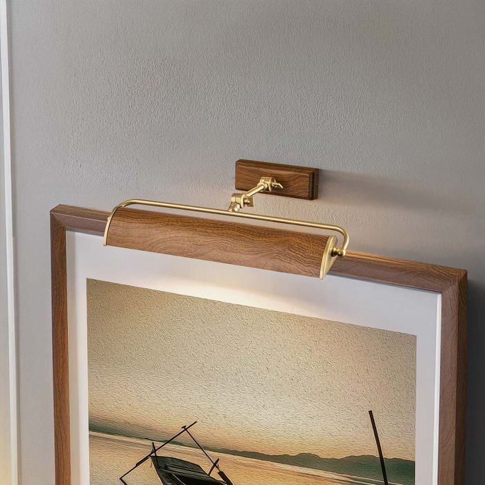 Winchfield 45cm Roble De Elstead Lighting - La gama de lámparas para cuadros Winchfield combina un estilo moderno y retro de mediados del siglo XX con pantallas elegantemente curvadas.