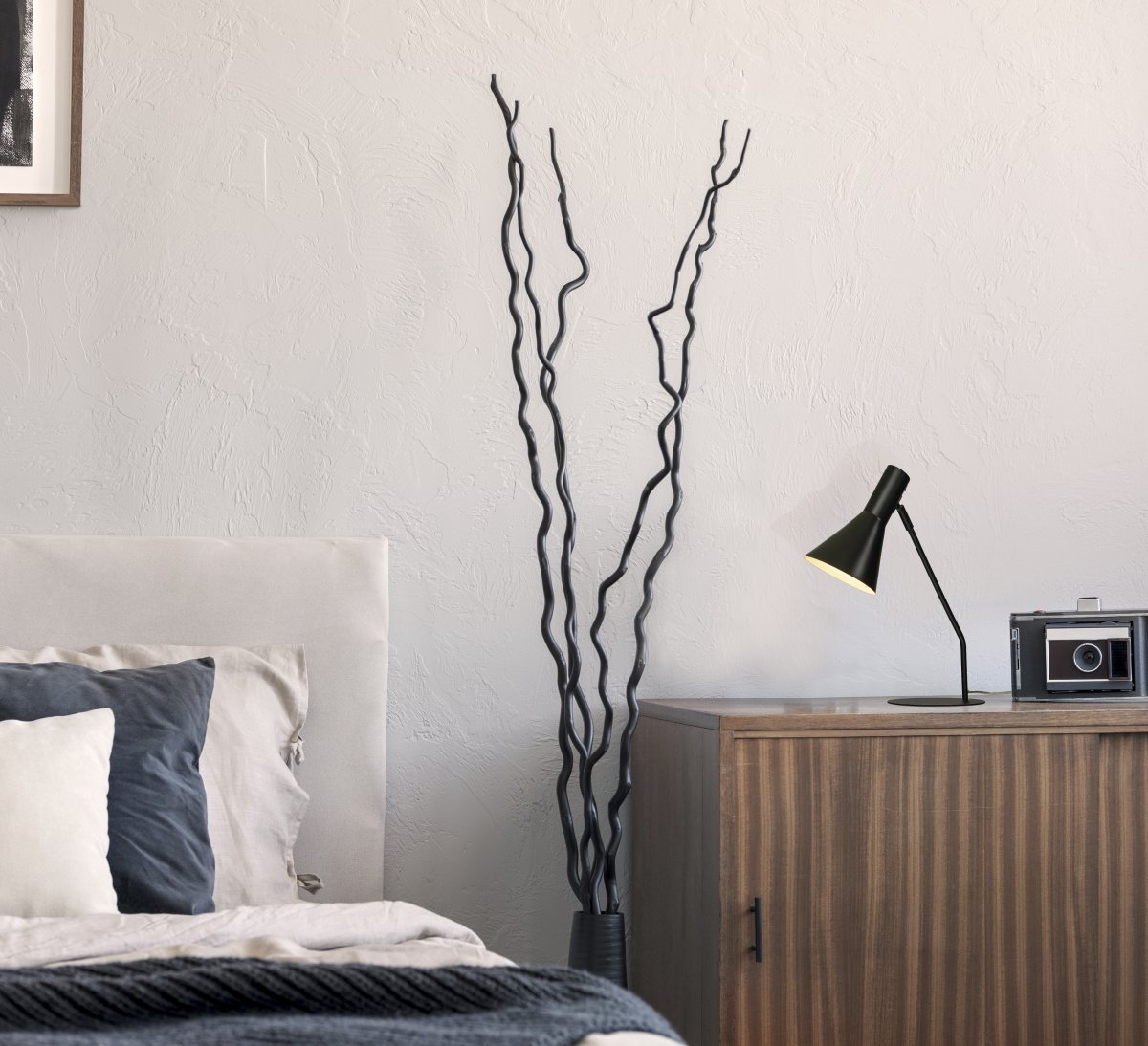 Ceres 46cm Negro lámpara de escritorio De Aneta Lighting - La base plana de la lámpara y la elegante pantalla de metal crean una impresión moderna que encaja perfectamente en el hogar escandinavo.