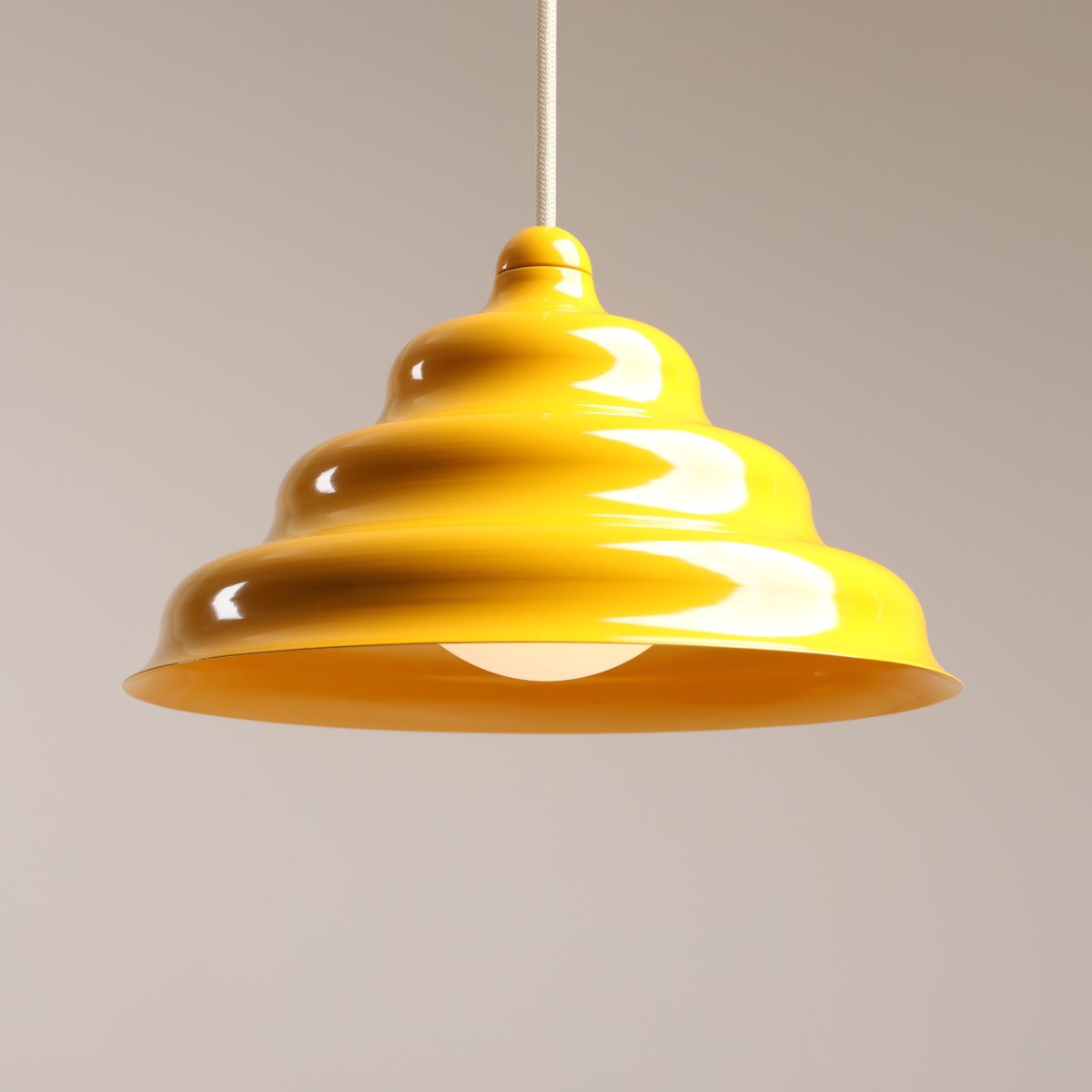 Wave Ø23 Amarillo Lámpas de techo De Artera - La pantalla ondulada de metal amarillo crea una hermosa difusión de luz hacia abajo, lo que la hace perfecta para colgarla sobre la mesa del comedor o la encimera de la cocina.