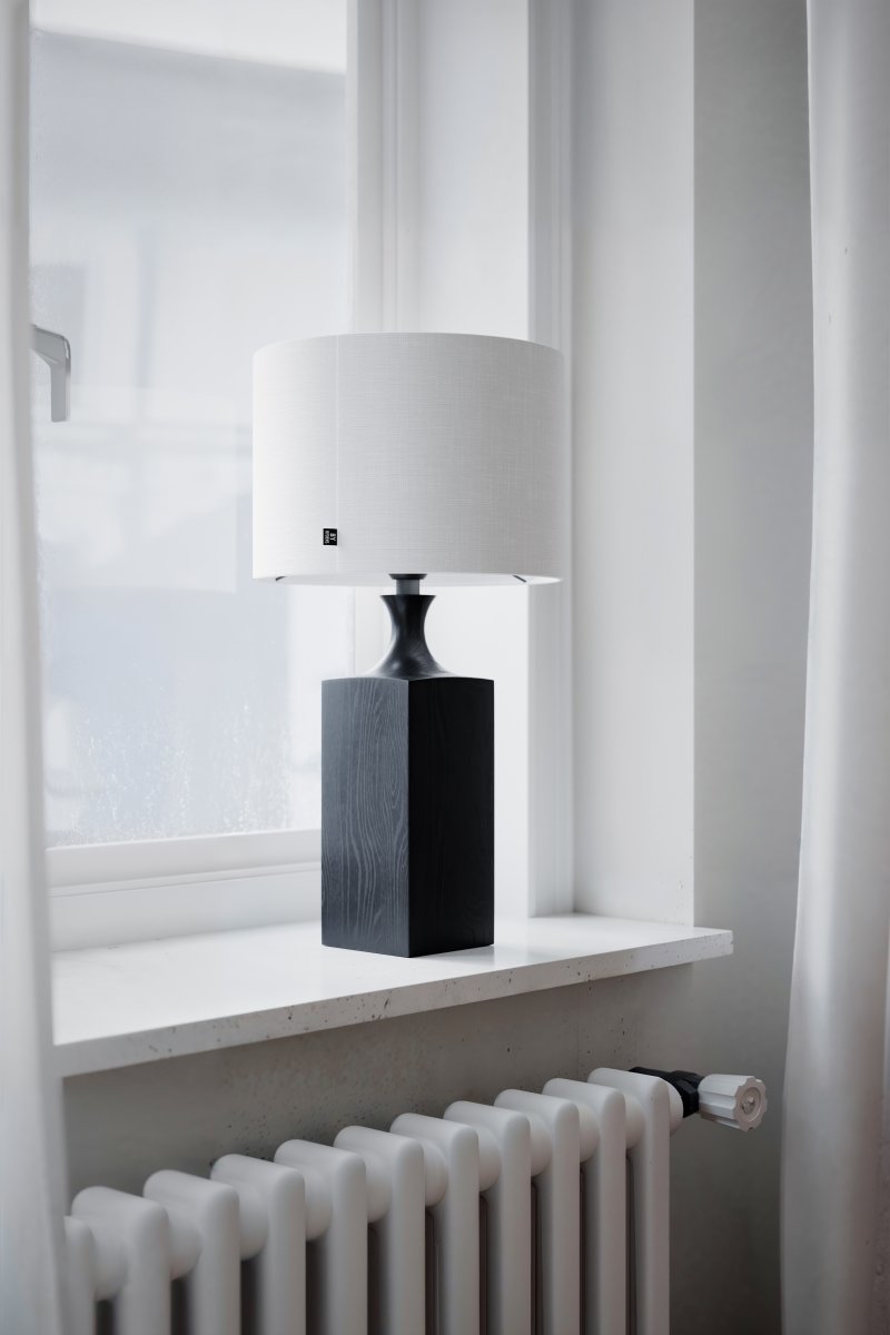 Woody 56cm Negro lámpara de mesa De By Rydéns - Se recomienda colocarlo en la ventana, en el escritorio o como l&aacute;mpara de noche.