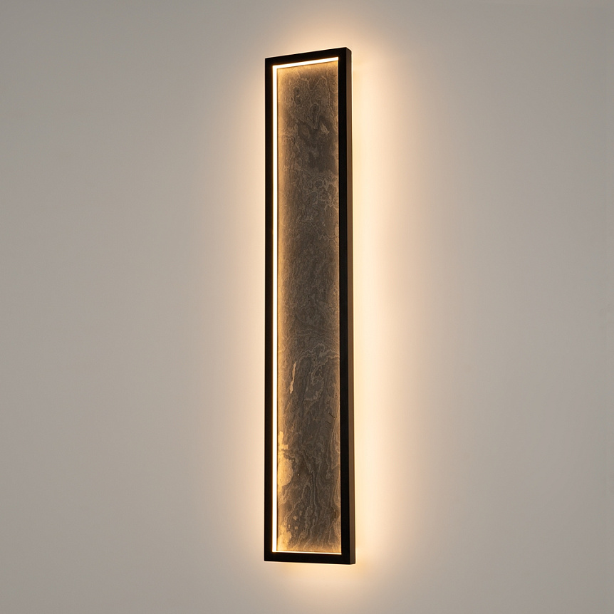 Orign 60cm Negro lámpara de pared De Maytoni - Orign es una l&aacute;mpara de pared de metal con una elegante imitaci&oacute;n de piedra en el centro, creando una impresi&oacute;n natural y exclusiva.