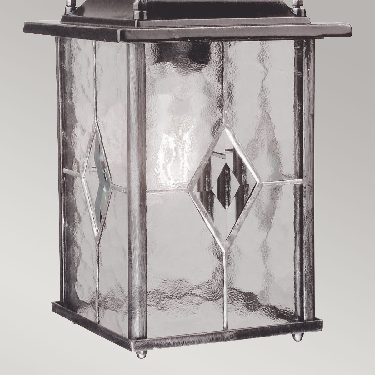 Wexford 16cm Plata De Elstead Lighting - Wexford es una clásica linterna colgante de exterior fabricada en aluminio con un elegante acabado en plata oscura y elementos decorativos de cristal con aspecto de vidriera emplomada.