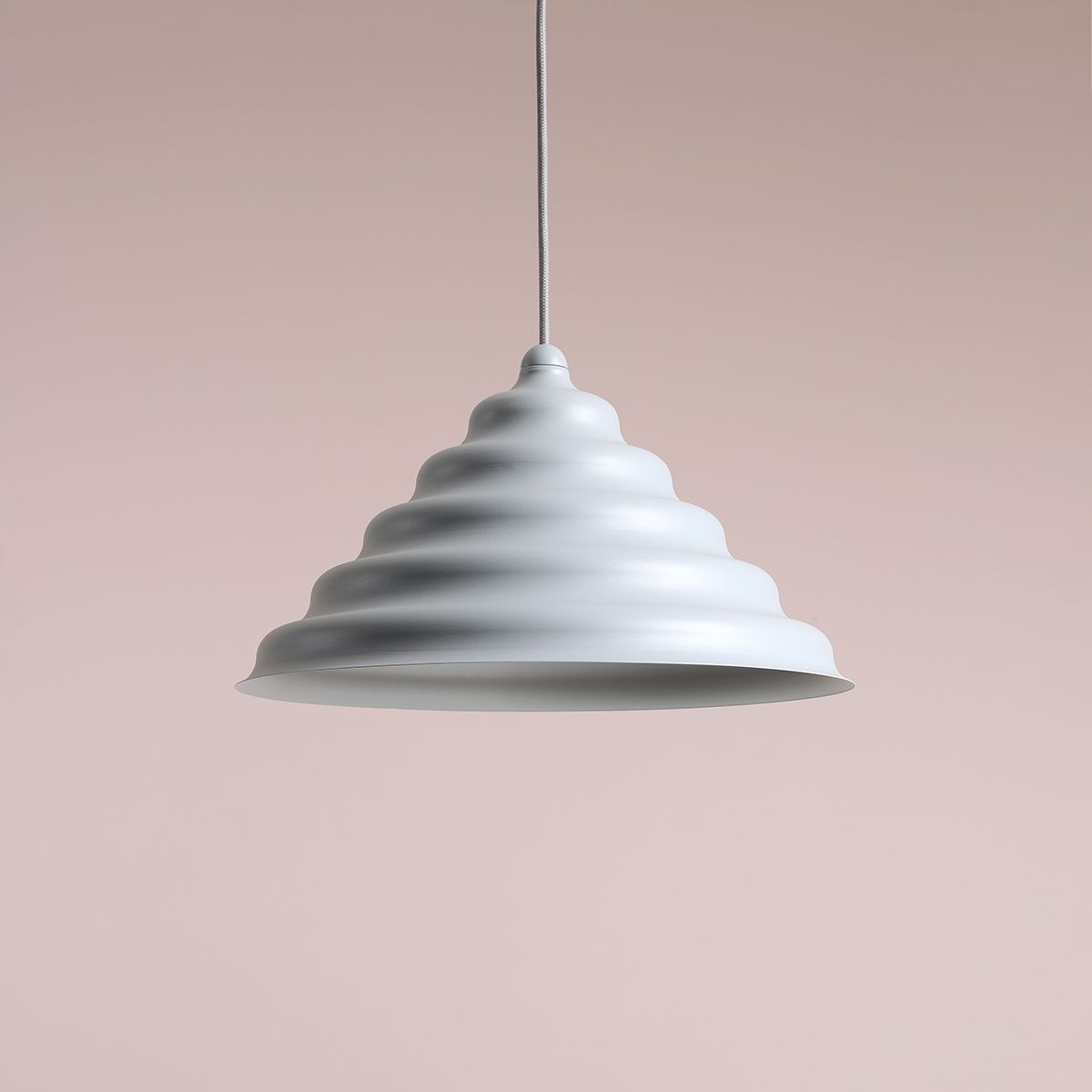 Wave Ø36 Azul Lámpas de techo De Artera - La pantalla de metal desgastado en gris mate resalta; El color crea una hermosa dispersión de luz hacia abajo, lo que lo hace perfecto para colgarlo sobre la mesa del comedor o la encimera de la cocina.