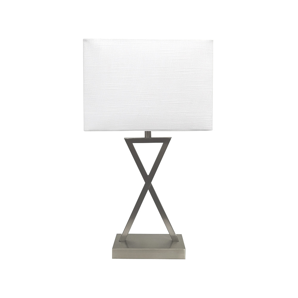 X-factor 54cm Níquel lámpara de mesa De Nordic Lighting - La l&aacute;mpara de mesa X-Factor combina una moderna base met&aacute;lica geom&eacute;trica con un elegante acabado en n&iacute;quel satinado y una pantalla de lino blanco.