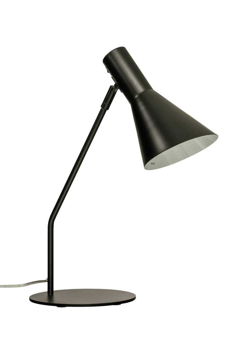 Ceres 46cm Negro lámpara de escritorio De Aneta Lighting - La base plana de la lámpara y la elegante pantalla de metal crean una impresión moderna que encaja perfectamente en el hogar escandinavo.